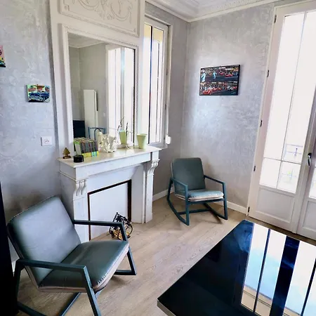 Le Bercail : Avec Balcon Et Parking, Vue Phare! *